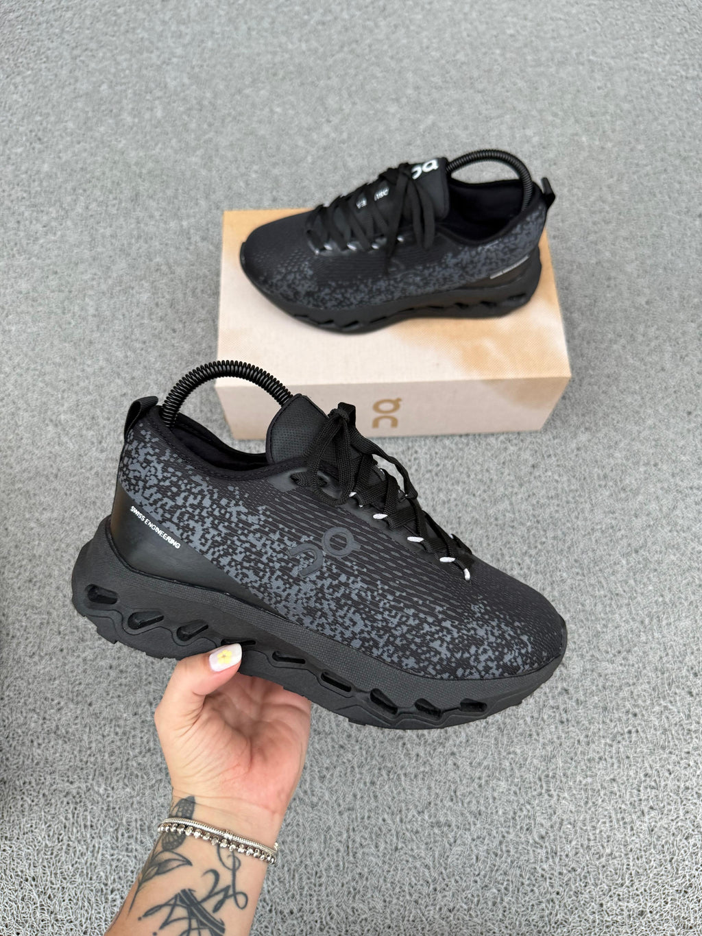 TENIS PREMIUM ON CLOUD SURFER + CAJA