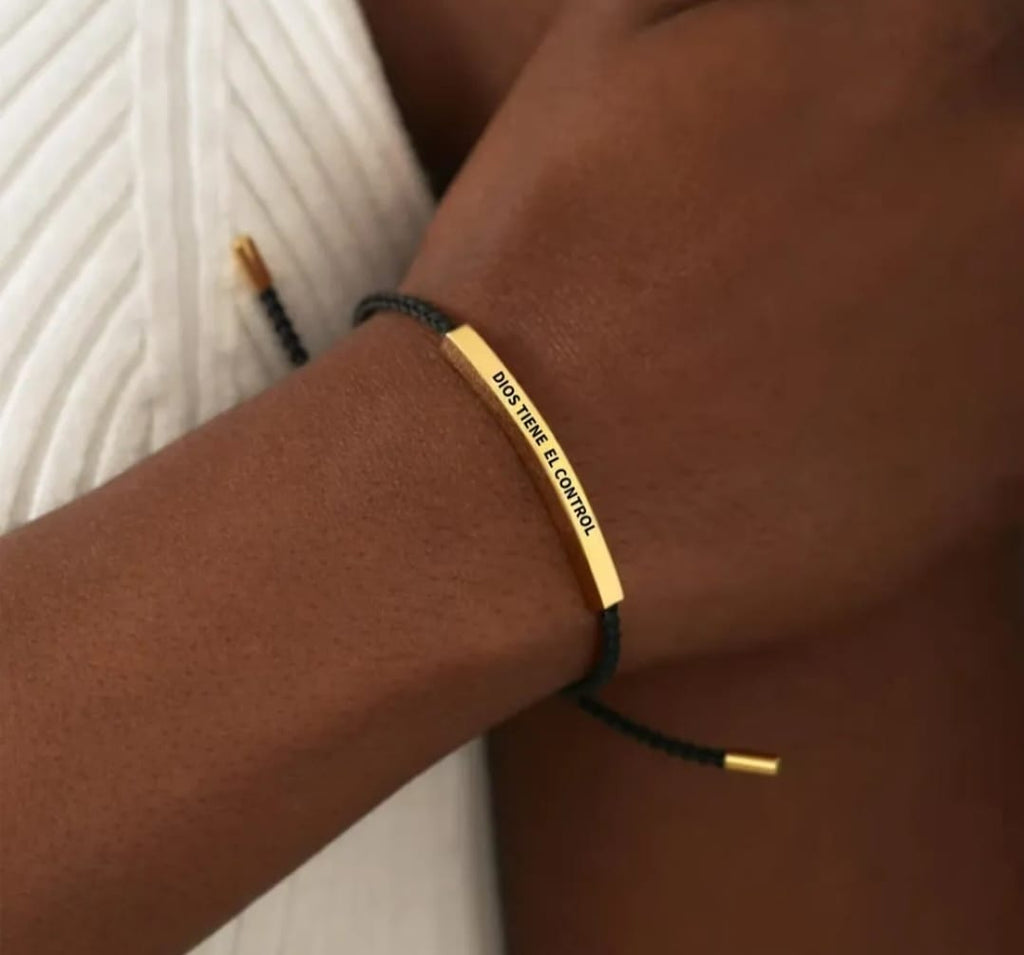 Pulsera "Dios tiene el Control" 18k